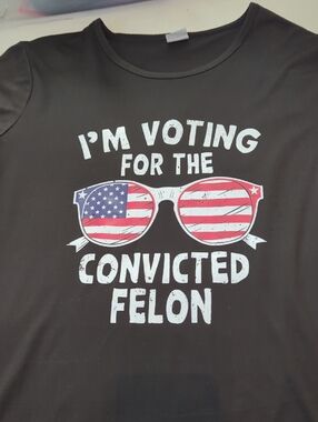 Black T Shirt NWOT " I'm Voting For The Convicted Felon" Large